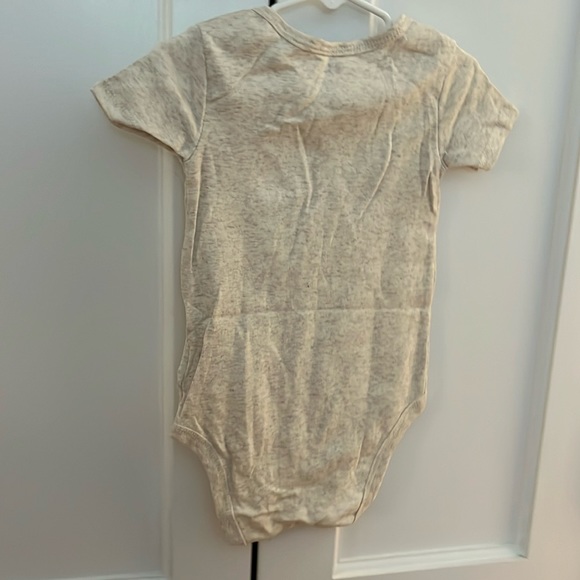 NWOT Size 24M Amazon Essentials Onesie - Picture 2 of 3
